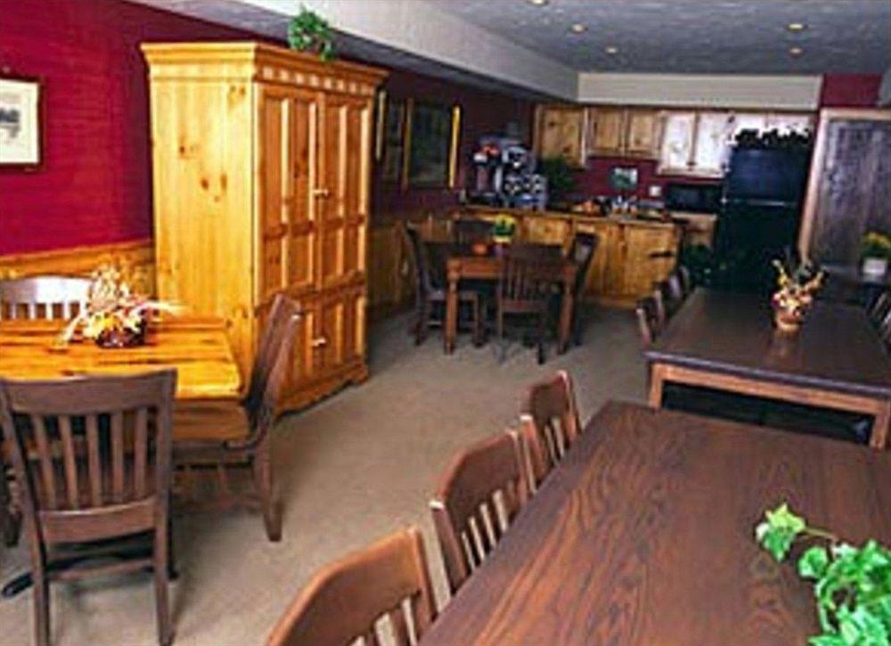 Outback Roadhouse & Hotel 2*